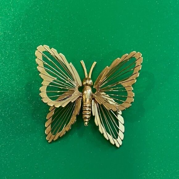 Vintage Signed Monet Butterfly Gold-tone Brooch - Picture 1 of 6